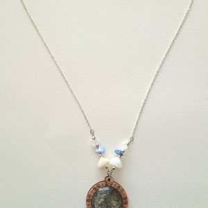 ketting met donker slangenhuid
