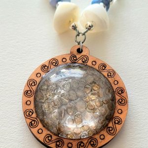 ketting met donker slangenhuid