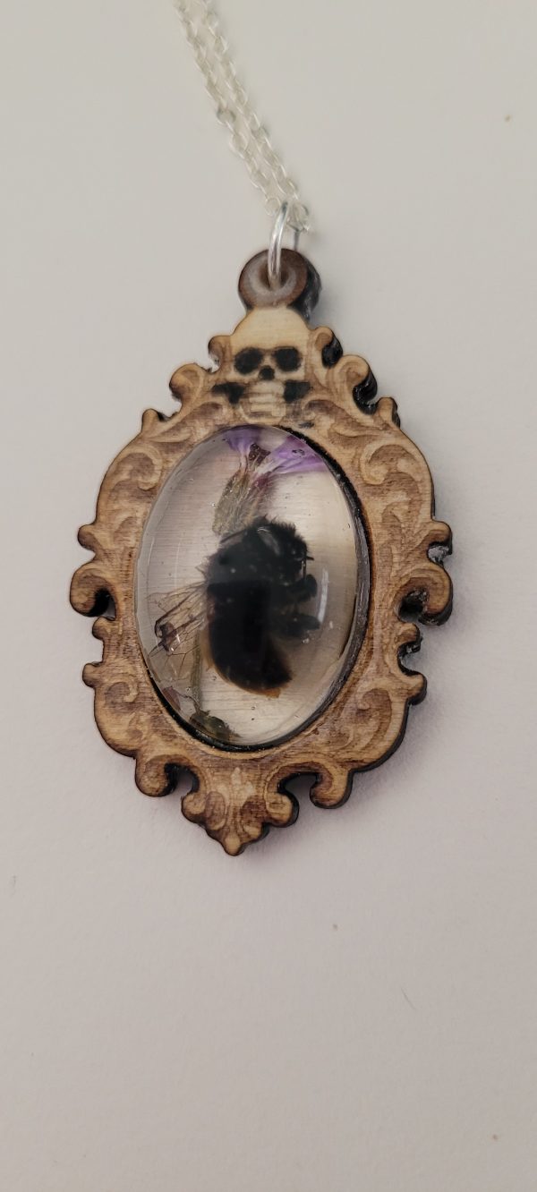 ketting met echte bij.